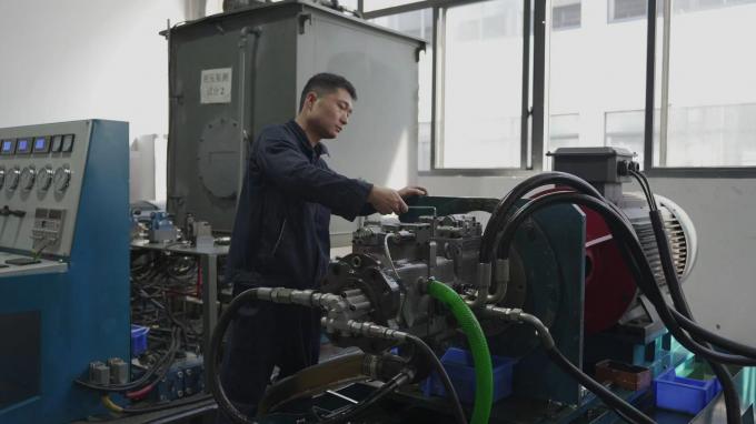 स्टॉक में Sauer Danfoss MMF सीरीज MMF044 MMF044DAFGABNNN रोड रोलर के लिए हाइड्रोलिक पिस्टन पंप 9